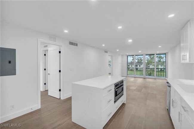 Building Photo - 1085 Forest Lakes Dr