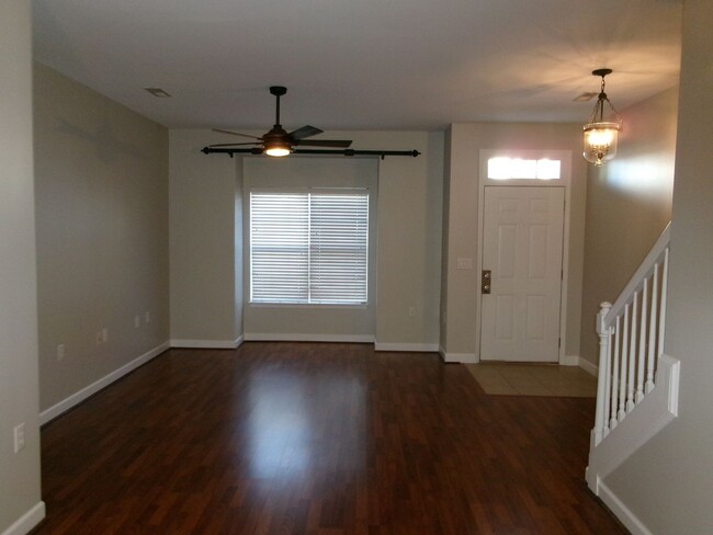 Building Photo - Pretty 2 Story Townhouse For Rent in Kerne...