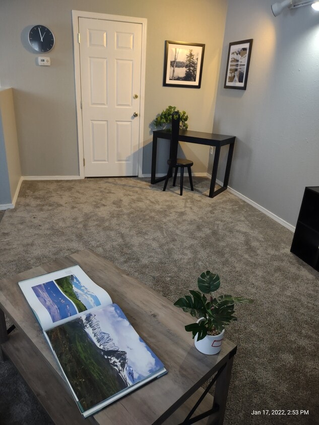 Sala de televisión en el piso superior. - 3200 Old Muldoon Rd