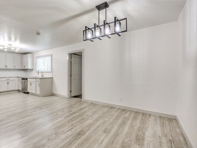 Foto del edificio - 1300 N McKinley Ave