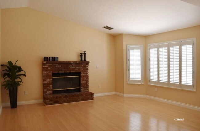Foto del edificio - 4 bed 3 bath