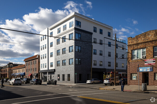 Building Photo - 425 Avenue
