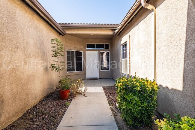 Foto del edificio - 3 Bedroom/2 Bath Home with an office and paid solar - $2695 per month!