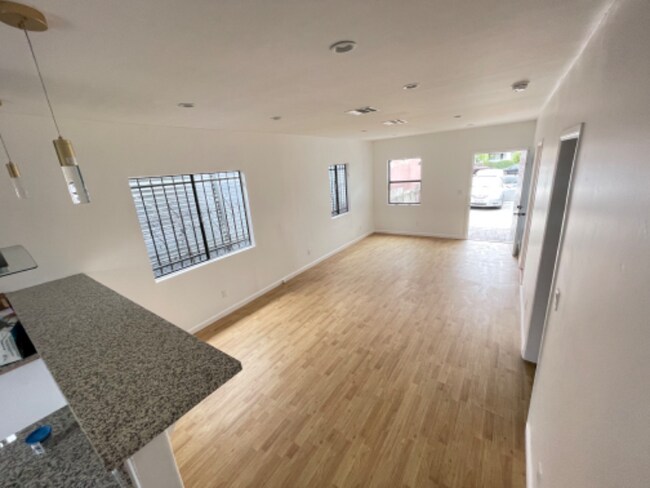 Foto del edificio - 655 E 40th Pl