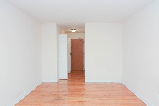 Building Photo - 660 W Wrightwood Ave