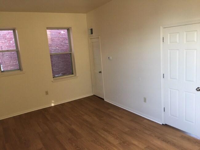 Building Photo - 15 E Read St