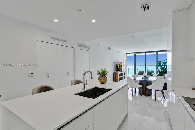 Foto del edificio - 700 NE 24th St