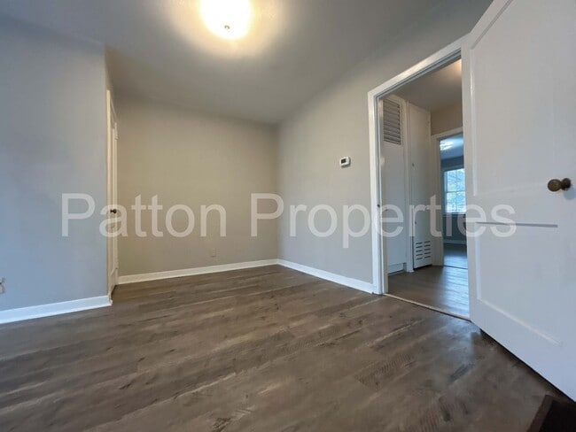 Building Photo - 920 Daly St