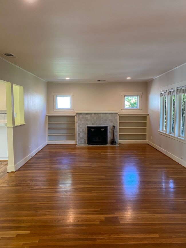 Living Room - 1823 N Michigan Ave