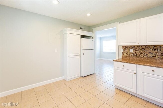 Building Photo - 2 br, 1 bath Condo - 640 Robinhood Dr