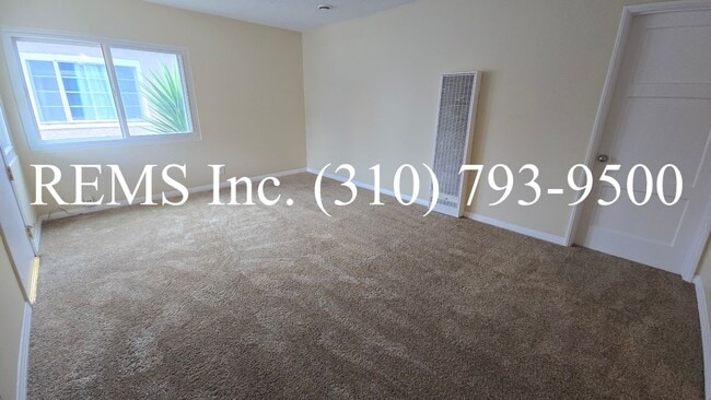 Building Photo - Bright Upstairs 1 Bedroom Apartment w/ Shared Garage Parking