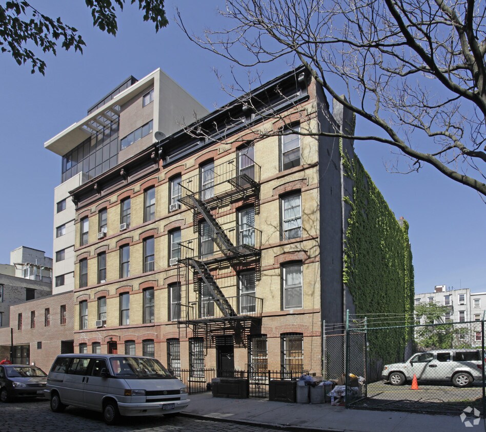 Primary Photo - 16 Tiffany Pl