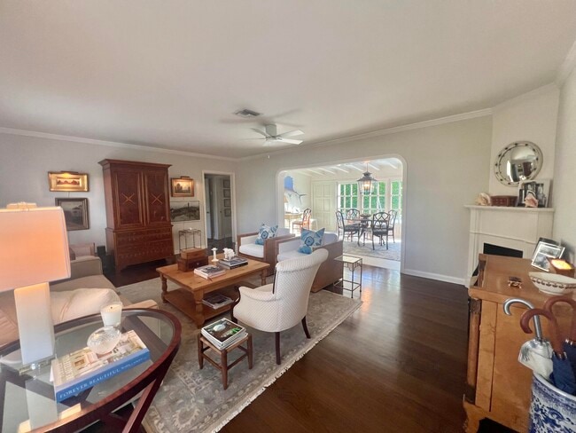 Foto del edificio - 230 Colonial Ln