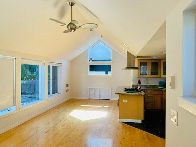 Foto del edificio - FAIRYTALE OF 2446 LLC ALKI