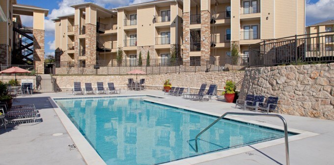 Piscina estilo resort con solárium – Patriot Ridge Apartments en Dallas, TX - Patriot Ridge