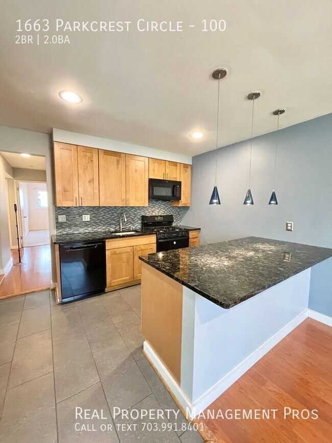 Building Photo - 1663 Parkcrest Cir
