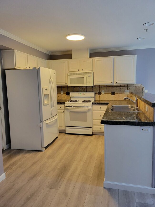 Foto del edificio - Two bedroom 2.5 bath townhome