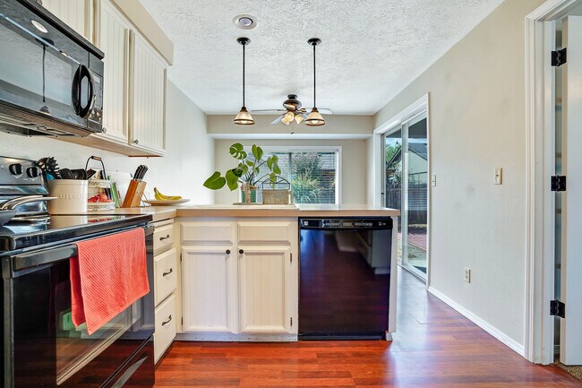 Building Photo - 5269 Spring Leaf Ct N