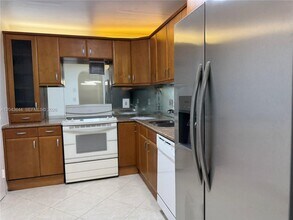 Building Photo - 400 Kings Point Dr