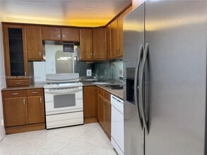 Building Photo - 400 Kings Point Dr