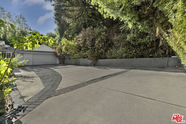 Foto del edificio - 2761 Hutton Dr