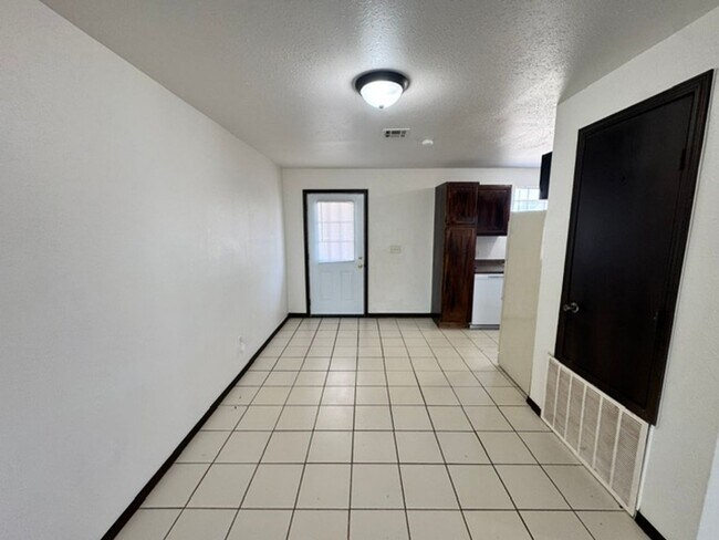 Foto del edificio - 2 bed duplex, all new flooring paint and appliances!