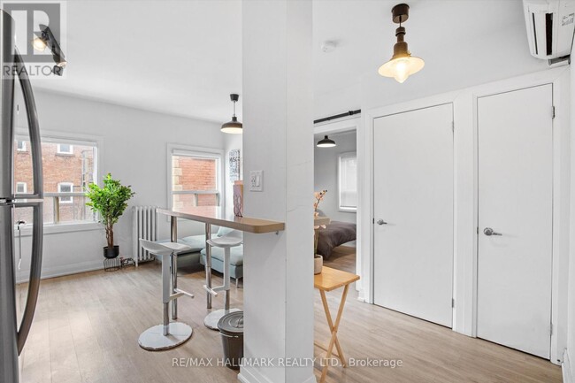 Photo du bâtiment - 595-595 St Clair Ave W