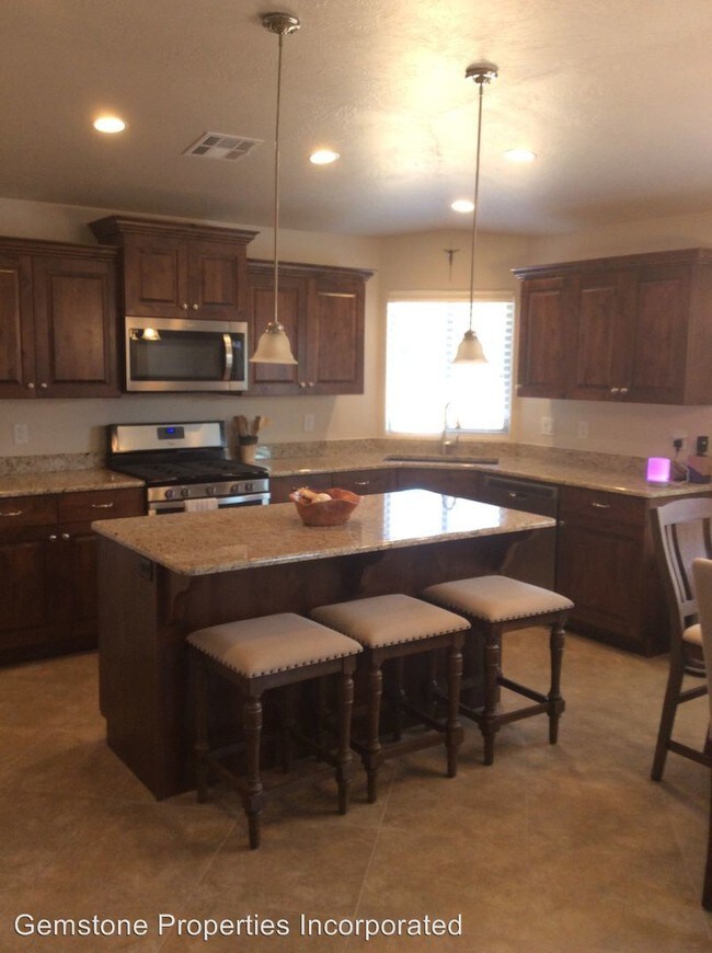 Foto del edificio - 3 br, 2 bath House - 716 North 2875 West