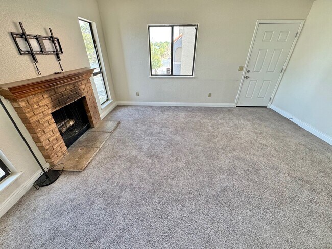 Foto del edificio - ADORABLE SECOND STORY 2 BEDROOMS 2 FULL BA...