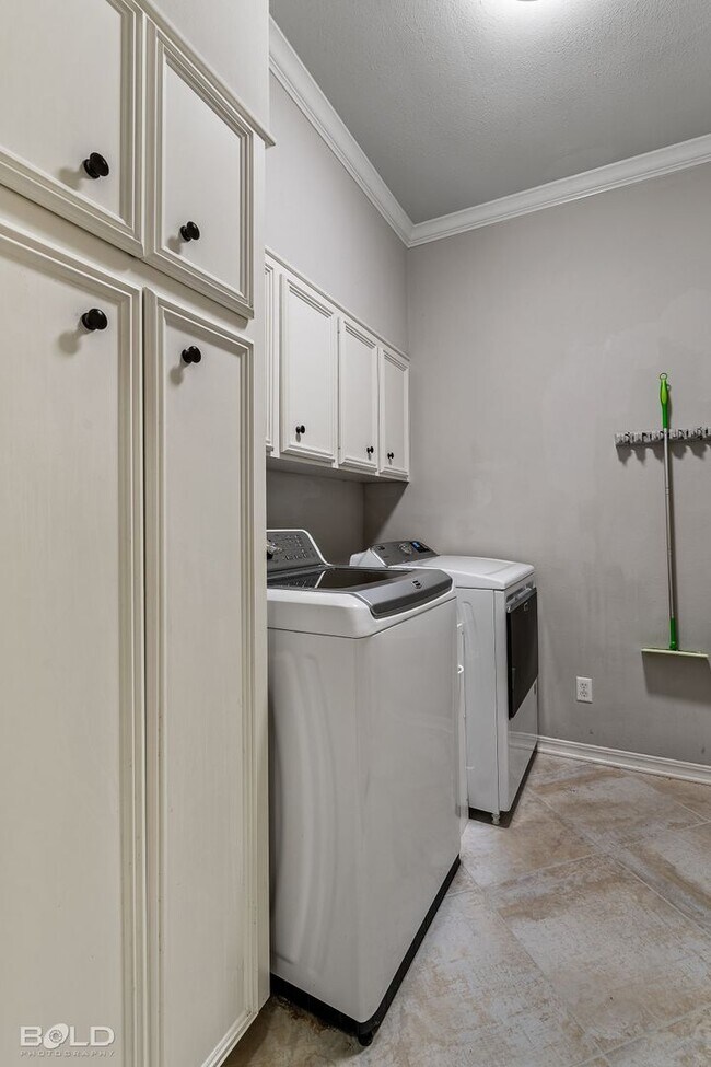 Foto del edificio - 5 BEDROOM 4 BATH DREAM HOME!