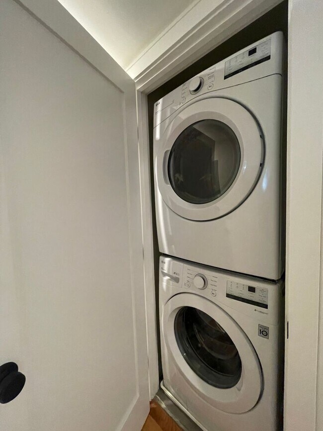 Foto del edificio - New Construction in Brookline. Central Heat/AC, In Unit Washer and Dryer, Parking for Rent