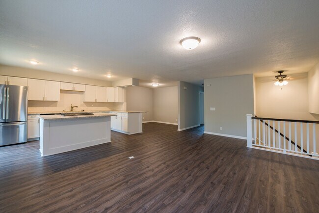 Building Photo - 5590-5592 Timber Lane Shorewood MN