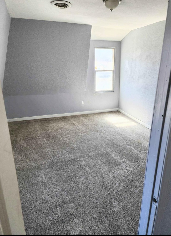 Building Photo - 610 Custer St