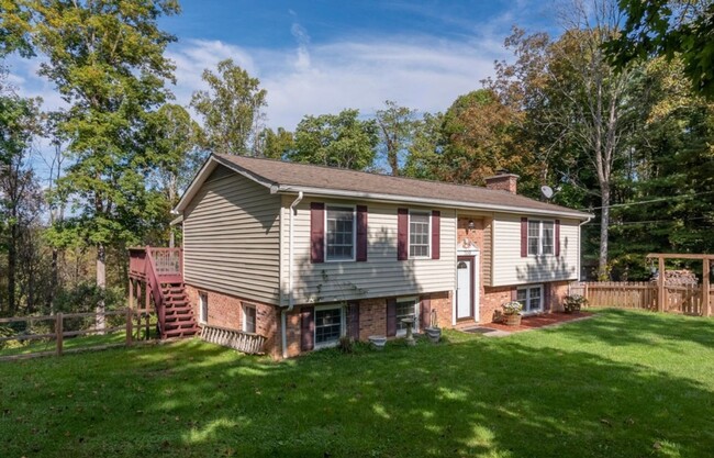 Building Photo - Lovely Country Home Close to Christiansburg