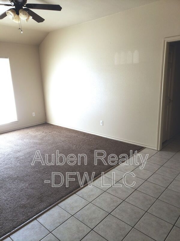 Building Photo - 114 Honey Bee Dr