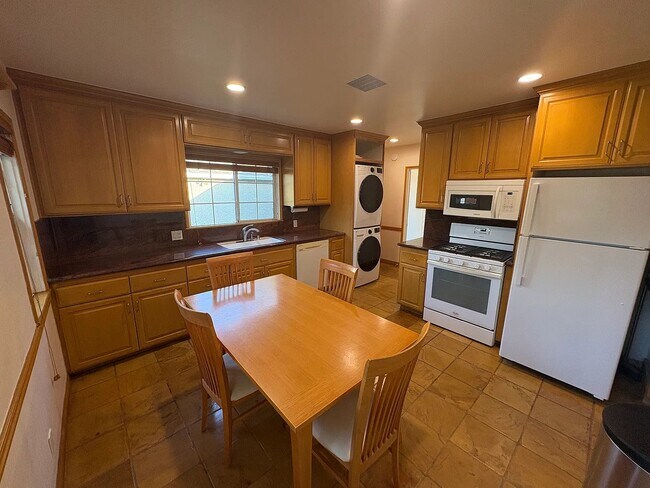 Cocina - 12606 Bonaparte Ave