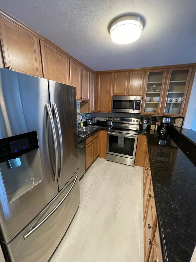 Full kitchen stainless appliances - 3030 Suncrest Dr unit 402