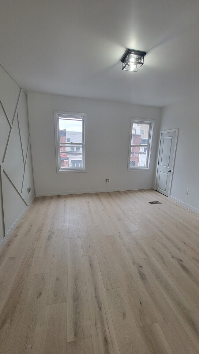 Building Photo - 1853 Tulip St