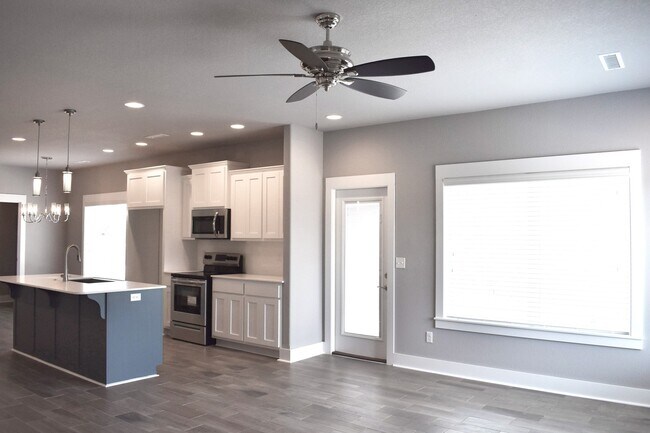 Building Photo - Luxurious 4 Bedroom, 3.5 Bathroom Home !!! Minutes from the U of A!!!!!