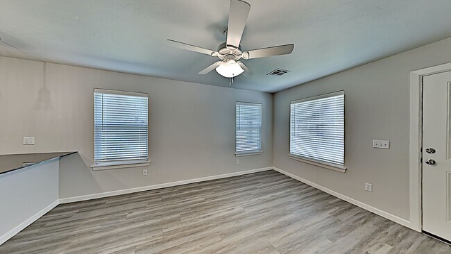 Building Photo - 2 Bed 2 Bath with a 1 Car Garage Duplex wi...