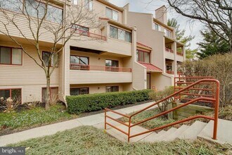Building Photo - 8018 Valley Manor Rd