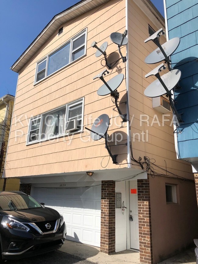 Building Photo - 6810B Palisade Ave