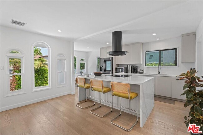 Building Photo - 459 Kings Rd
