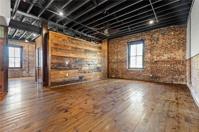 Building Photo - 558 St Francis St