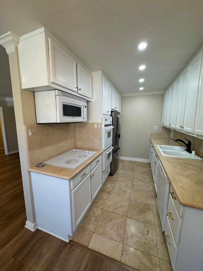 Building Photo - Beautiful Spacious Top Floor Condo 1 bed - 1 bath with parking in Burbank