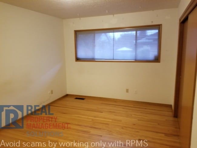 Building Photo - 3544 SE Cora Dr