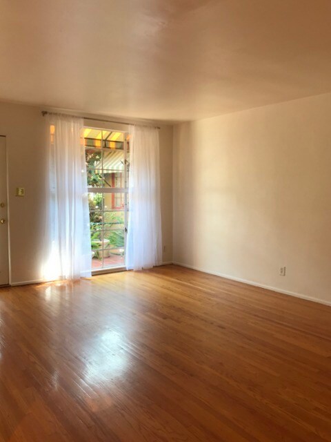 Living Room - 1933 Palmerston Pl