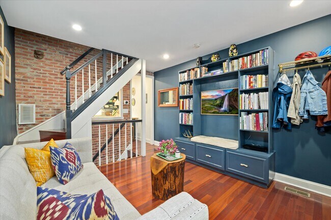 Acogedora sala de estar con muebles empotrados - 1247 Maryland Ave NE