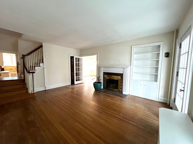 Living Room, View 1 - 225 S 4th St