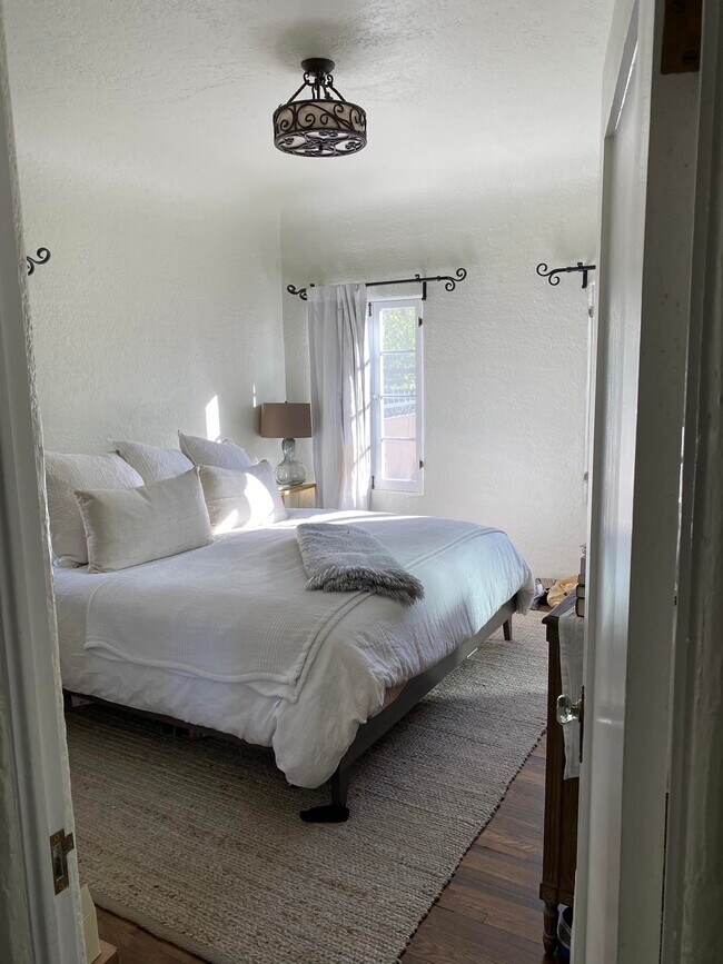 Foto del edificio - 4326 Ambrose Ave
